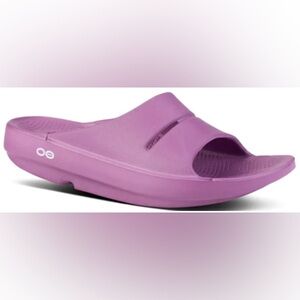 OOFOS Unisex OOahh Slide Sandal in Plum